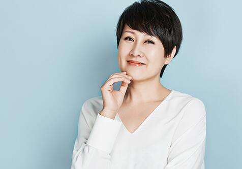 <b>張凱麗與億萬富豪老公親密合照，看股市中的老戲骨是怎么攀上</b>