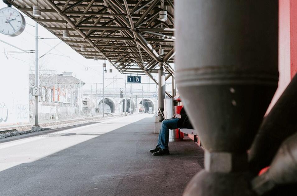 財經365視界-熱搜涼了社畜還在被職場PUA 財經365視界-熱搜涼了社畜還在被職場PUA