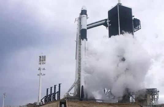 SpaceX首次載人火箭發射延期