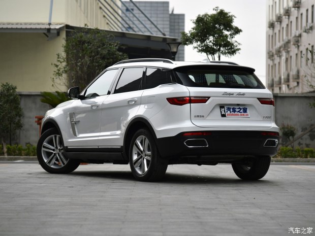 外觀方面，眾泰T700保留了最初的概念車的設(shè)計(jì)風(fēng)格，同時(shí)針對于部分細(xì)節(jié)造型進(jìn)行了調(diào)整，例如外后視鏡采用更加常規(guī)的設(shè)計(jì)等。新車車門立柱采用黑色噴涂，營造出懸浮式車頂效果，線條非常硬朗。