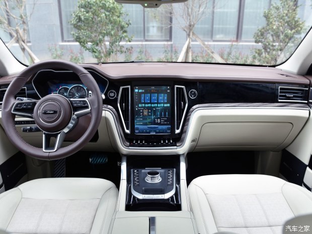 外觀方面，眾泰T700保留了最初的概念車的設(shè)計(jì)風(fēng)格，同時(shí)針對于部分細(xì)節(jié)造型進(jìn)行了調(diào)整，例如外后視鏡采用更加常規(guī)的設(shè)計(jì)等。新車車門立柱采用黑色噴涂，營造出懸浮式車頂效果，線條非常硬朗。