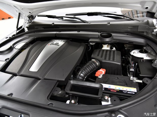 外觀方面，眾泰T700保留了最初的概念車的設(shè)計(jì)風(fēng)格，同時(shí)針對于部分細(xì)節(jié)造型進(jìn)行了調(diào)整，例如外后視鏡采用更加常規(guī)的設(shè)計(jì)等。新車車門立柱采用黑色噴涂，營造出懸浮式車頂效果，線條非常硬朗。