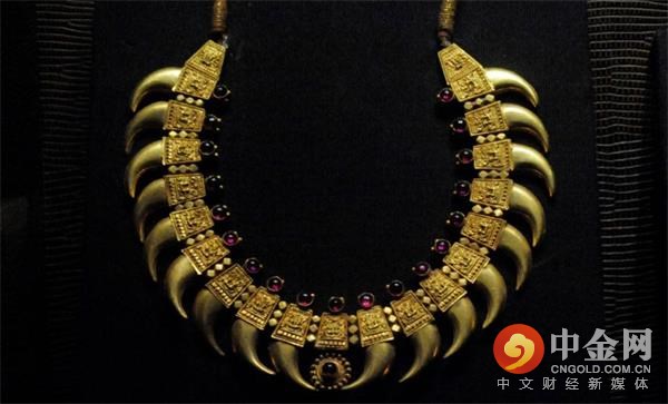 日線圖上看，前期首次沖高1325后遇阻回落修正，在探底后的中陽轉(zhuǎn)小陽十字K，價(jià)格收盤并未有效站上前期高點(diǎn)的位置，多頭短期力度有所欠缺，行情的強(qiáng)勢爆發(fā)后需循序漸進(jìn)修復(fù)來完成，高位進(jìn)一步破高但并不是明確承壓，也預(yù)示上方強(qiáng)阻力愈來愈近，整體上偏向于震蕩上行走勢。